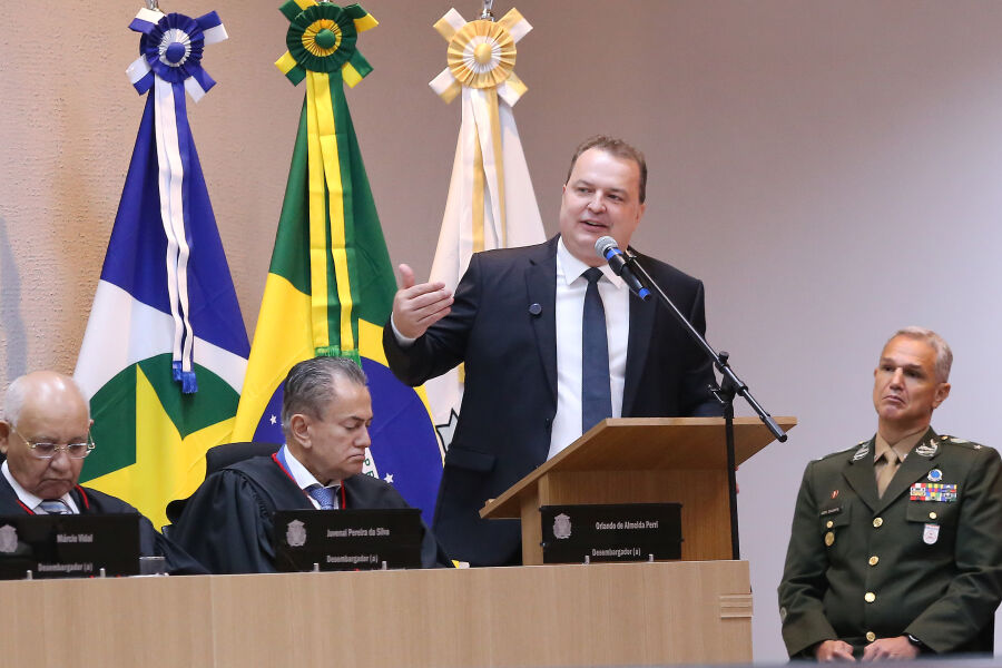 Max Russi prestigia posse do desembargador Deosdete Cruz